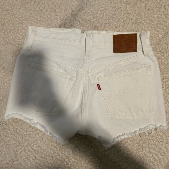 Levi’s Women’s White 501 Original Fit High-Rise Denim Shirts - Picture 2 of 6